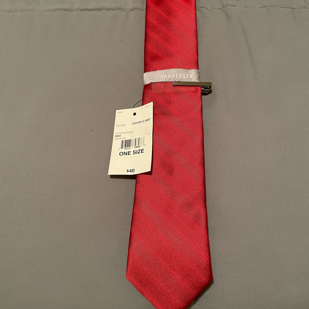 Van-Heusen red tie with tie bar